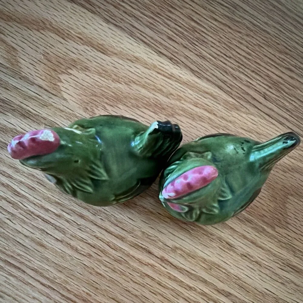 Vintage hand Painted Ceramic Chicken Hen Salt & Pepper Shakers (2) w/ Stoppers